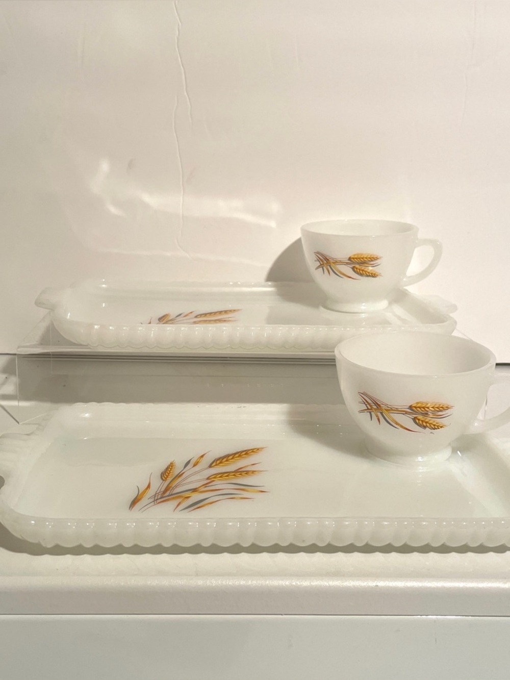 VTG Anchor Hocking 4-Piece Wheat Snack Set, Milk Glass, 2 Cups and 2 Trays USA